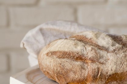 pao_fresco_de_close_up_na_placa_de_madeira