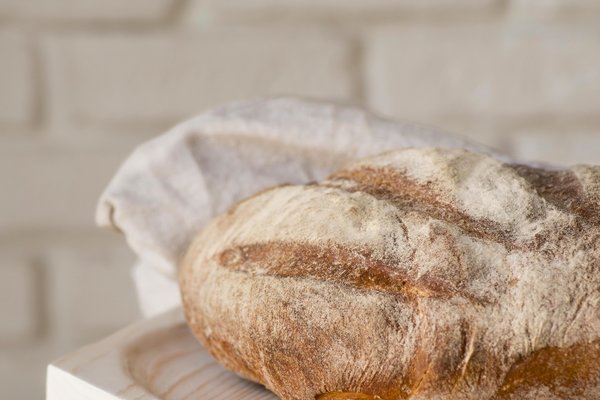 pao_fresco_de_close_up_na_placa_de_madeira