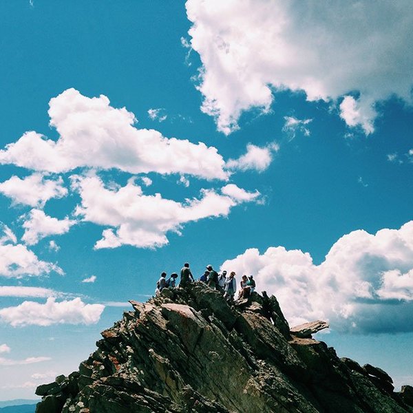 pessoas em cima de rochedos