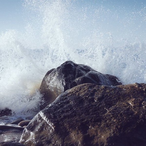 ondas contra rocha