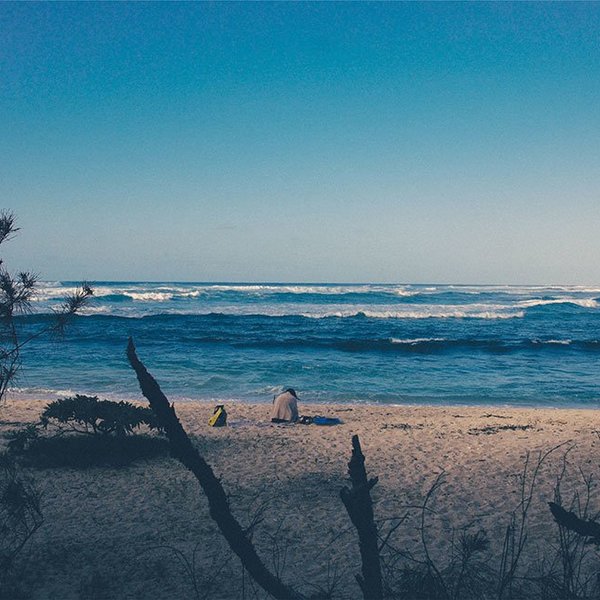 ondas em praia calma