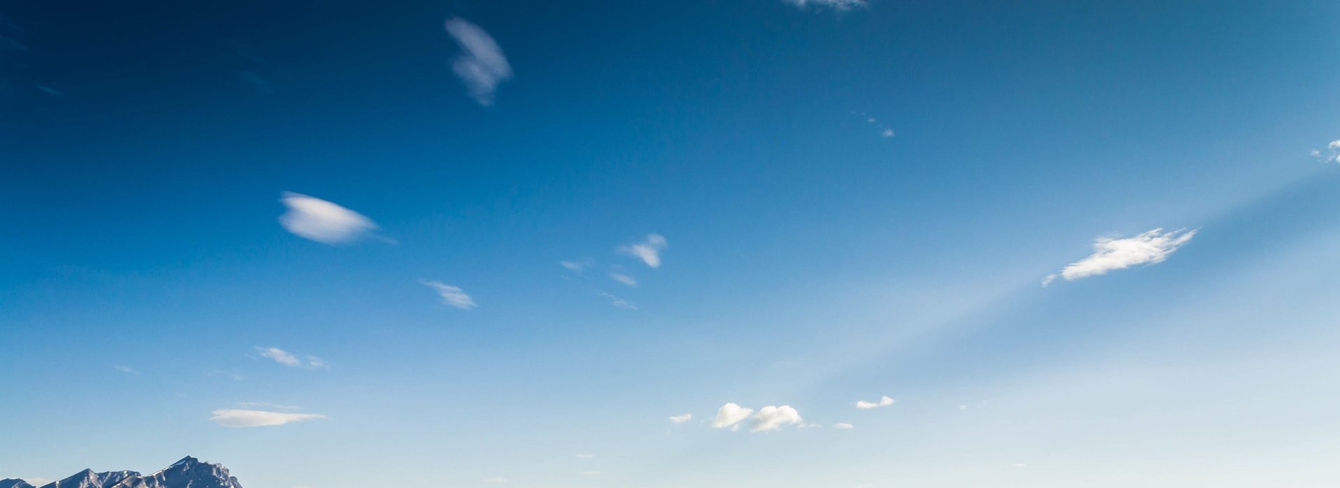 Paisagem de montanha com céu azul