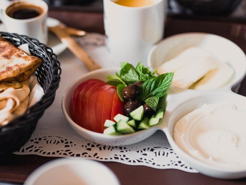 mesa com comida e cafés