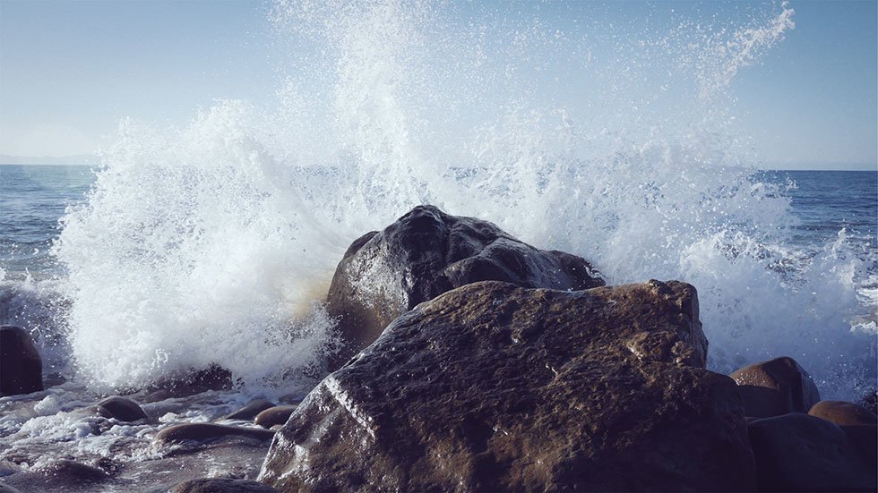 ondas contra rocha