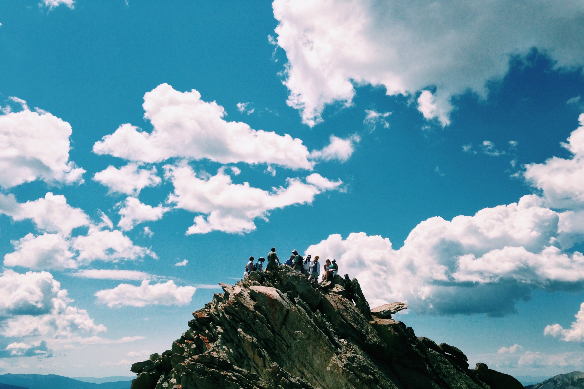 pessoa em cima de colina